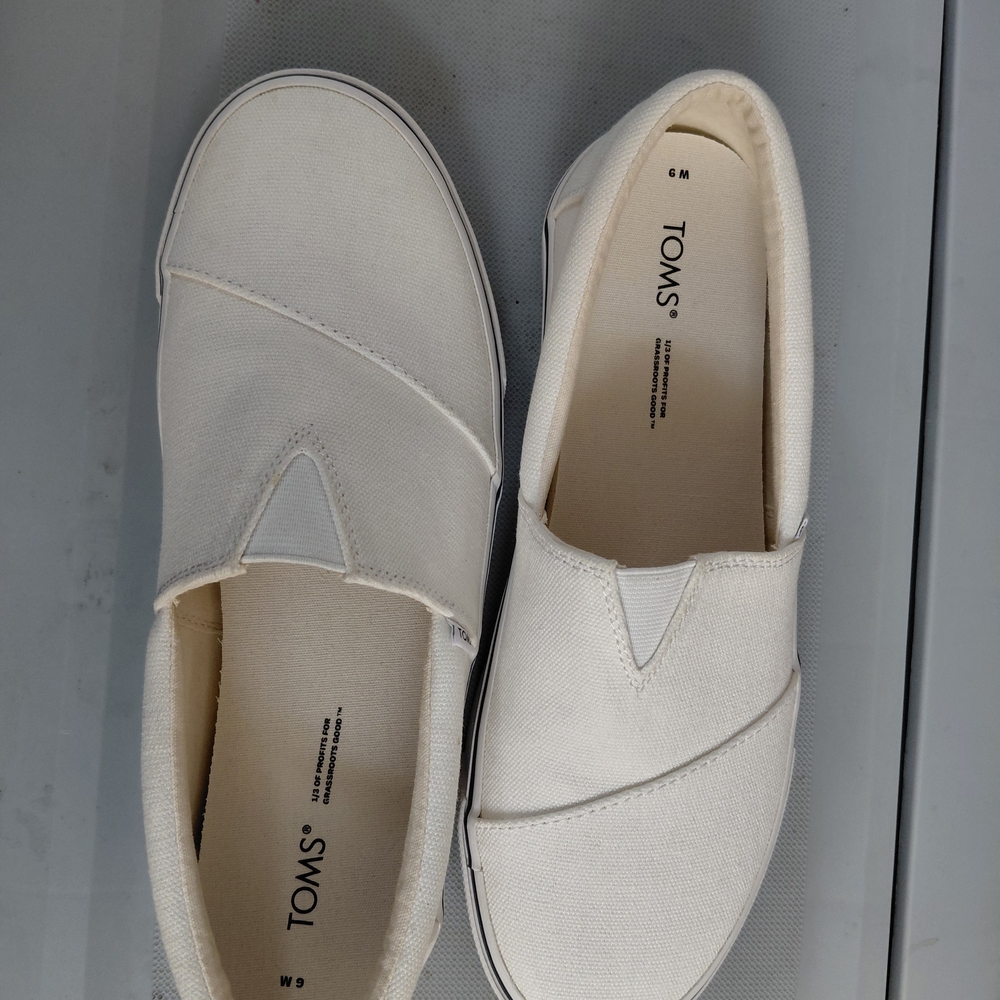 TOMS Women's Classic Canvas Slip-On Shoes - White